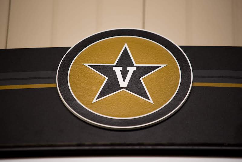 vanderbilt-7.guide-creating-great-graduation-signs-and-graphics blog image 2